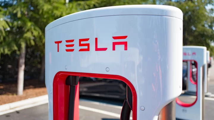 Tesla оголосила про будівніцтво 7500 зарядних станцій
