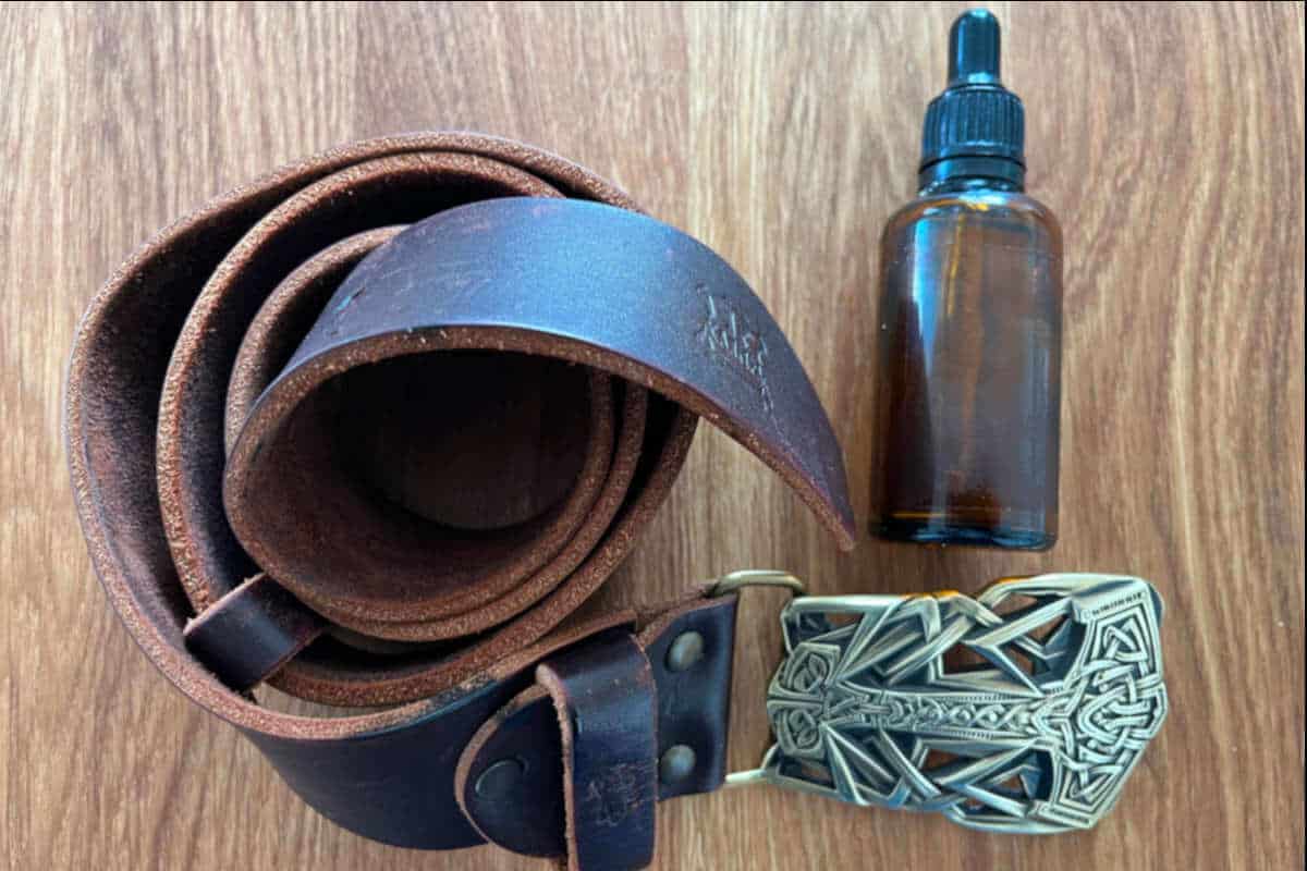 Ledergürtel mit Neusilber-Schnalle pflegen