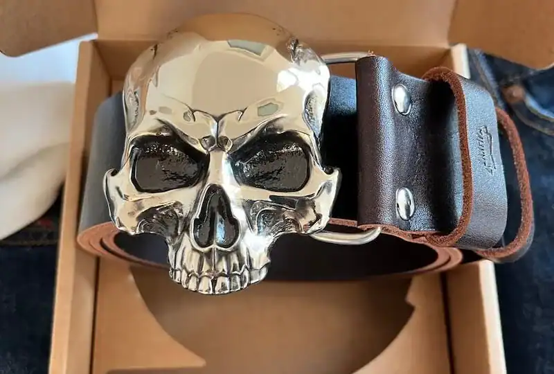 Guertel-mit-Neusilber-Schnalle "Skull" in Box