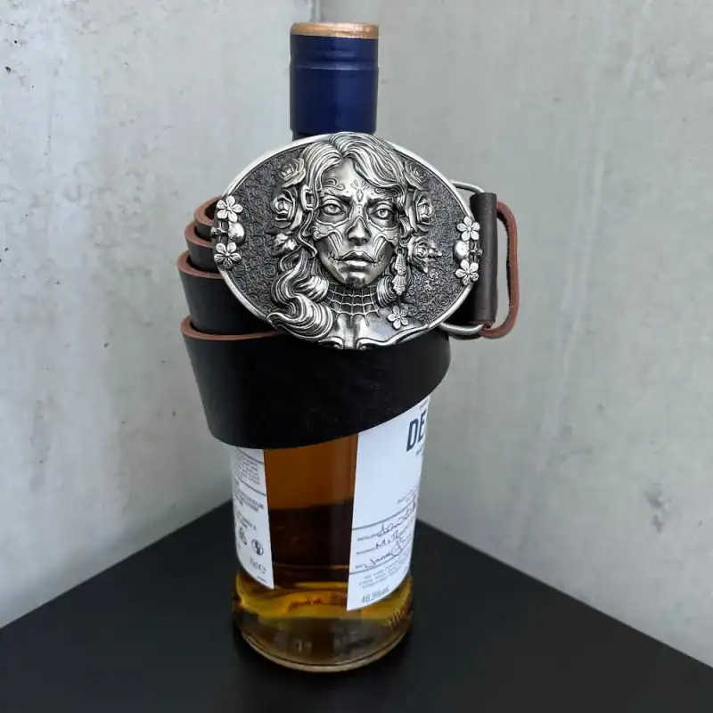 Neusilber-Schnalle "Sugar Skull" und Whisky